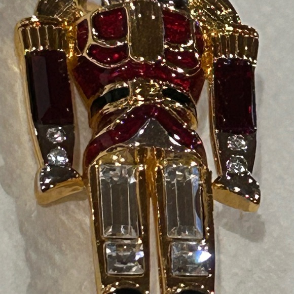 VINTAGE MONET SIGNED NUTCRACKER SOLDIER HOLIDAY BROACH PIN…ENAMEL/RHINESTONE - Picture 5 of 7